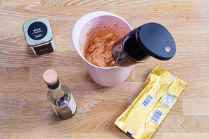 Weiche Butter, Balsamico und Salz zur Tomatenmasse in den Rührbecher gegeben.