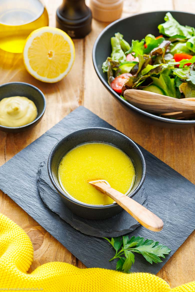Vinaigrette im Schälchen - der Dressing Klassiker für grünen Salat