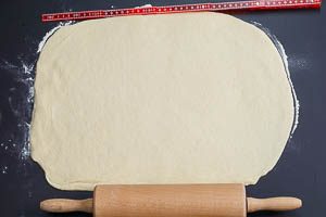 Zupfbrot Teig ausrollen