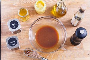 Balsamico Dressing Zutaten in der Sch&uuml;ssel