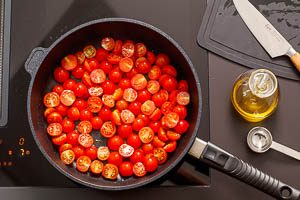 Tomaten zubereiten in der Pfanne f&uuml;r Burrata Pasta