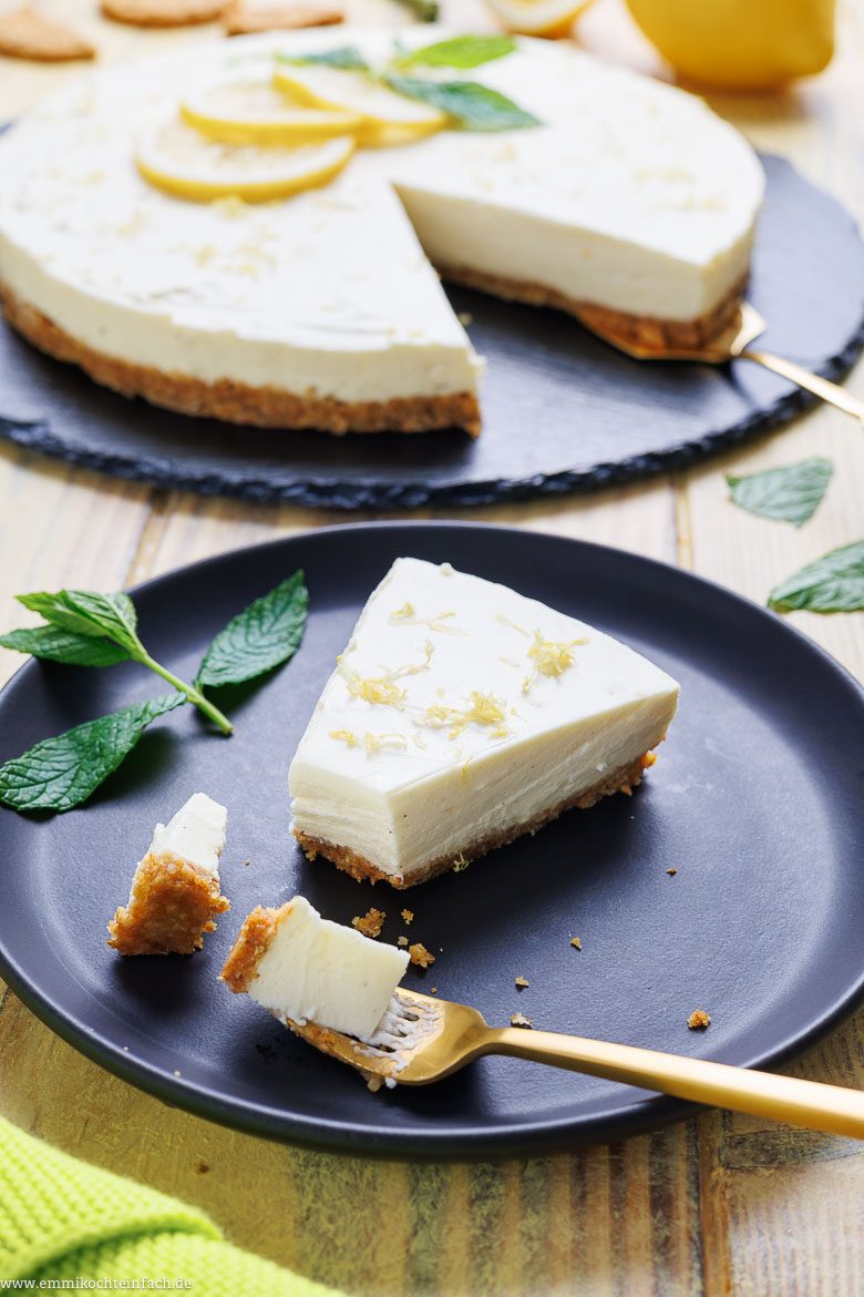 Der Kuchen ohne Backen mit Frischk&auml;se. Erfrischend lecker auf dem Teller.