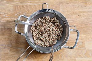 Vor dem Quinoa kochen das Getreide abspülen