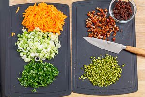 Die Quinoa Salat Zutaten fein schneiden
