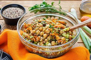 Quinoa Salat in der Schüssel serviert