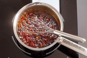 Teriyaki Sauce im Topf anr&uuml;hren