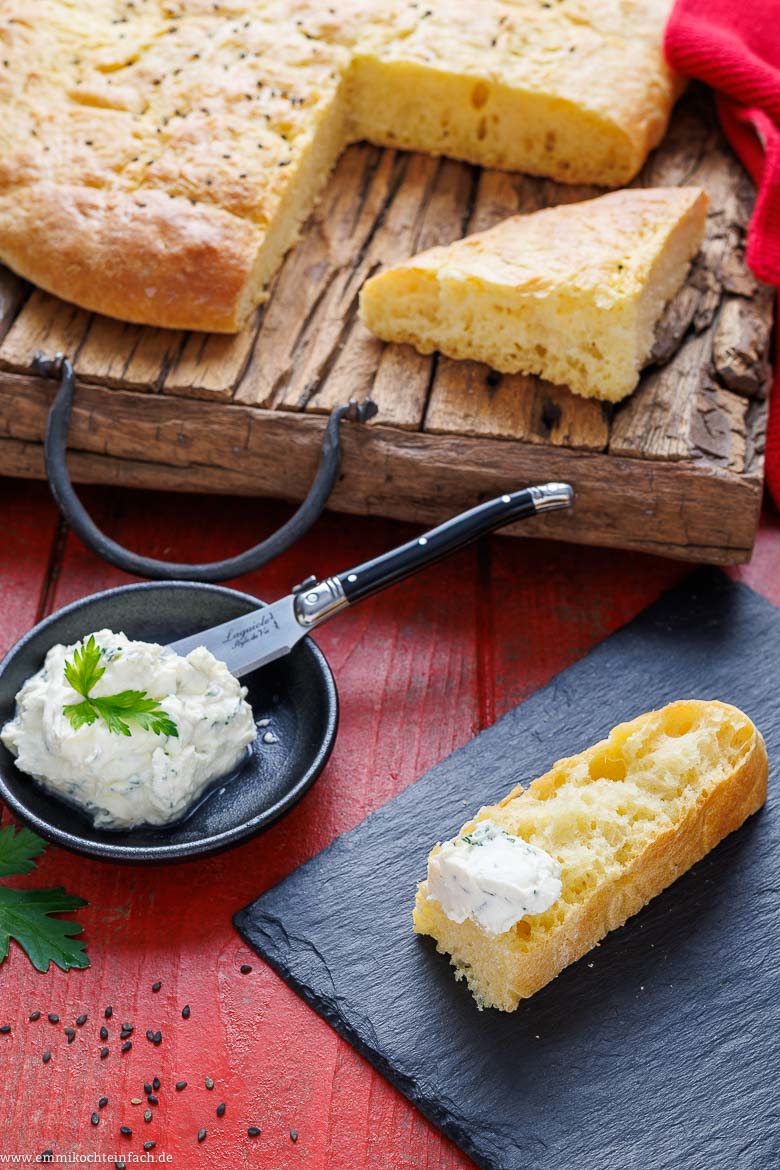 Das Brot in Fladen-Form passt als Beilage