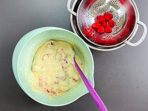 Himbeeren in den Kuchenteig