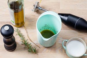 Marinade mit Rosmarin vorbereiten
