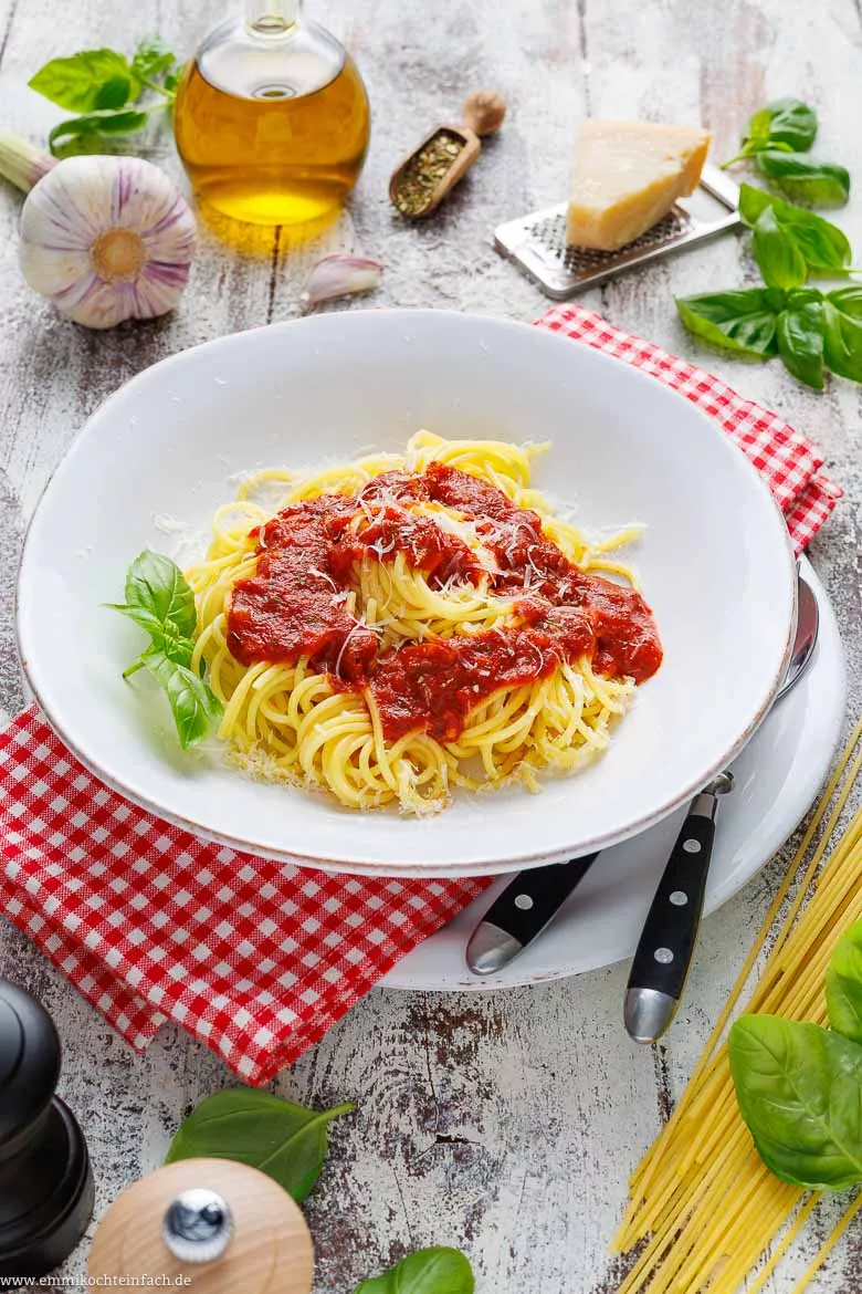 Spaghetti Napoli Rezept mit aromatischer Tomatenso&szlig;e