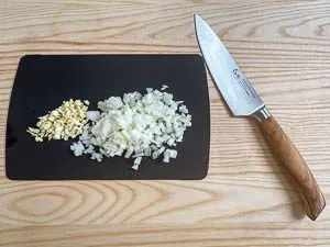 Spaghetti Napoli Zutaten Zwiebel und Knoblauch w&uuml;rfeln