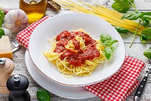 Spaghetti Napoli mit Tomatensoße