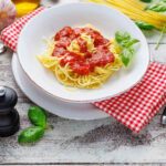Spaghetti Napoli mit Tomatensoße