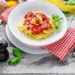 Spaghetti Napoli mit Tomatenso&szlig;e