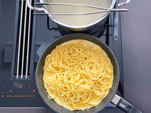 Spaghetti al Limone - Nudeln in der Sauce vermengen