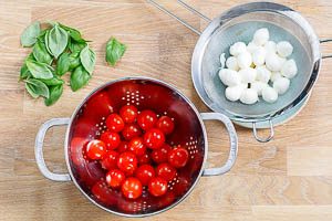 Tomate Mozzarella Spie&szlig;e Zutaten mit Basilikum