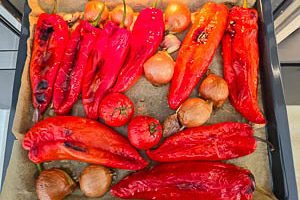 Paprika, Tomaten und Knoblauch im Backofen zubereiten