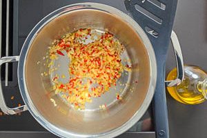 Peperoni und Zwiebel f&uuml;r Ajvar and&uuml;nsten
