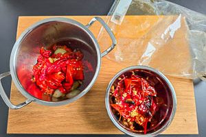 Ajvar Zutaten - das Gem&uuml;se enthauten