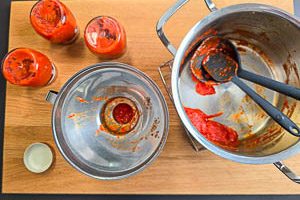 Selbstgemachten Ajvar in Gl&auml;ser abf&uuml;llen