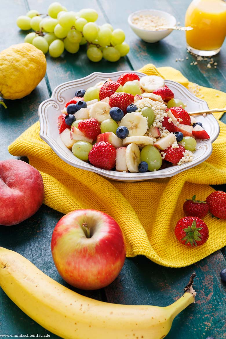 Salat aus frischem Obst mit einfachem Dressing