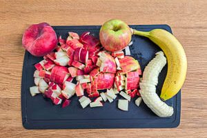 Obstsalat Zutaten vorbereiten