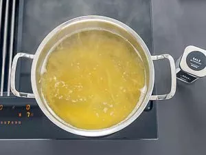 Spaghetti kochen f&uuml;r das Napoli Rezept