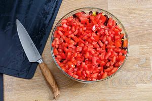 Gewürfelte Tomaten schichten für den Taco-Salat