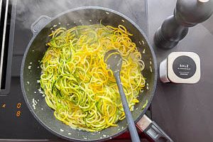 Zucchini Spiralen anbraten in der Pfanne