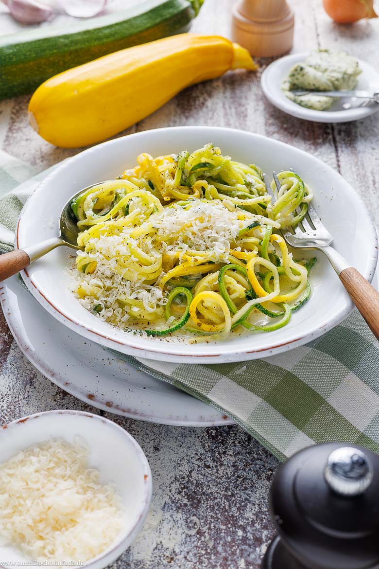 Zoodles im Teller - bunte Zucchini-Nudeln
