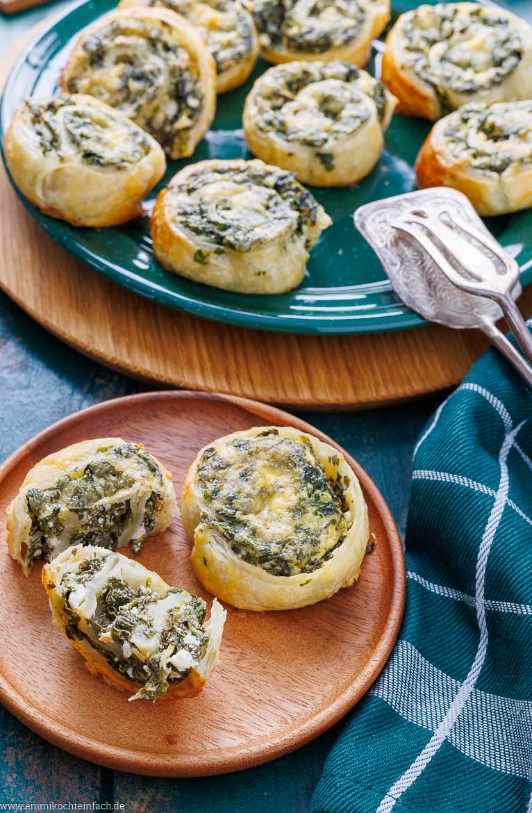 Vegetarische Blätterteigschnecken mit Füllung aus Spinat und Feta