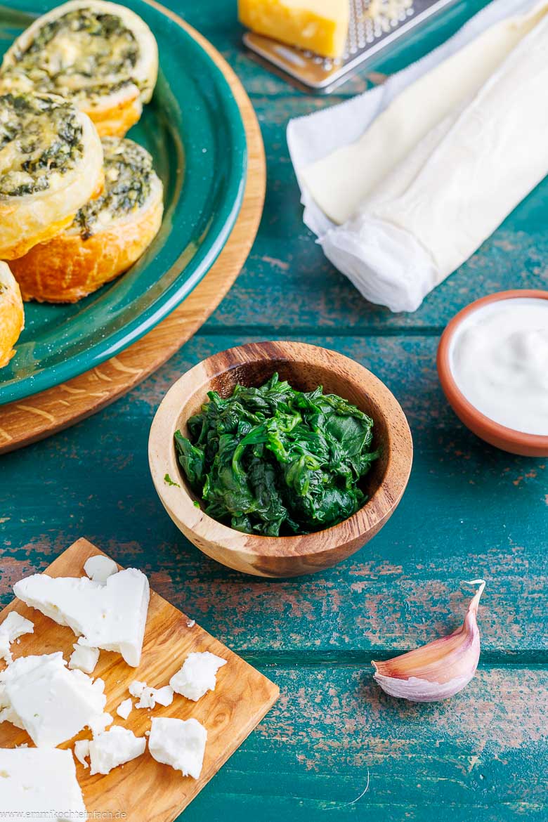 Blätterteigschnecken Zutaten wie Spinat und Feta