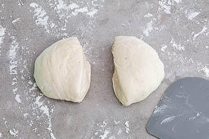 Flammkuchen Teigkugel halbieren