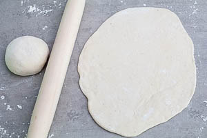 Flammkuchen Teig ausrollen