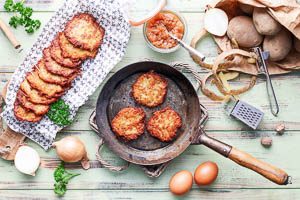 Kartoffelpuffer warm servieren