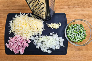 Zuaten f&uuml;r Rigatoni al Forno vorbereiten