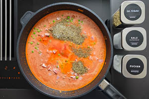Die Sauce abschmecken