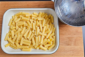 Rigatoni Nudeln in die Form