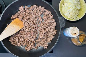 Hackfleisch f&uuml;r den Auflauf anbraten