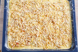 Äpfel und Mandeln verteilen für den Apfelkuchen vom Blech