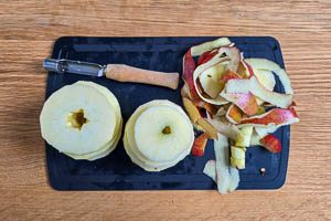 Äpfel entkernen und in Scheiben schneiden