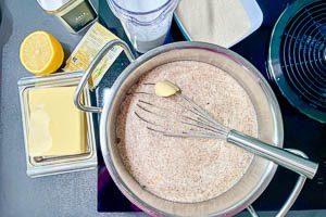 Milch in einen Topf gießen und weitere Zutaten hinzugeben