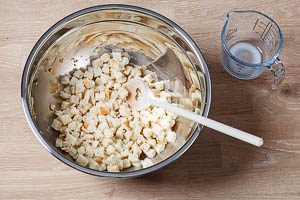 Brotw&uuml;rfel vermengen
