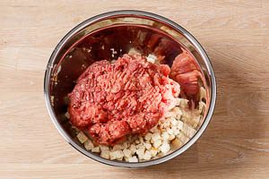 Hackfleisch f&uuml;r den Hackbraten vermengen