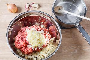 Zwiebeln f&uuml;r den Hackbraten