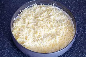 Geriebenen K&auml;se f&uuml;r die K&auml;seschicht verteilen