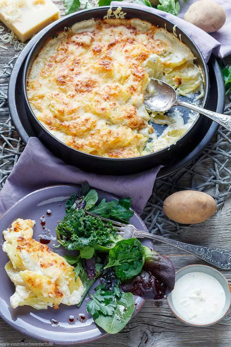 Kartoffelgratin als Beilage mit einem Salat