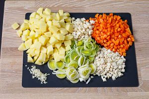 Kartoffeln und Gem&uuml;se schneiden