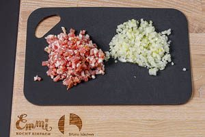 Zwiebeln und Bauchspeck w&uuml;rfeln