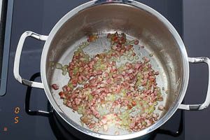 Bauchspeck und Zwiebeln and&uuml;nsten